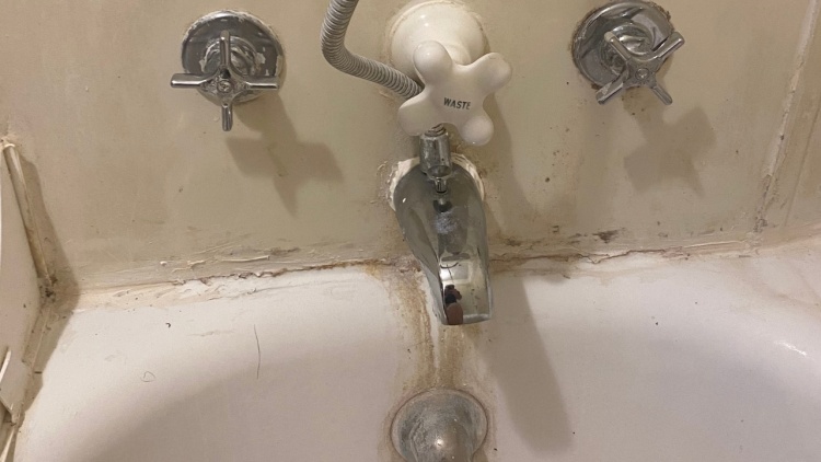 Leaking plumbing fixtures in a bath tub