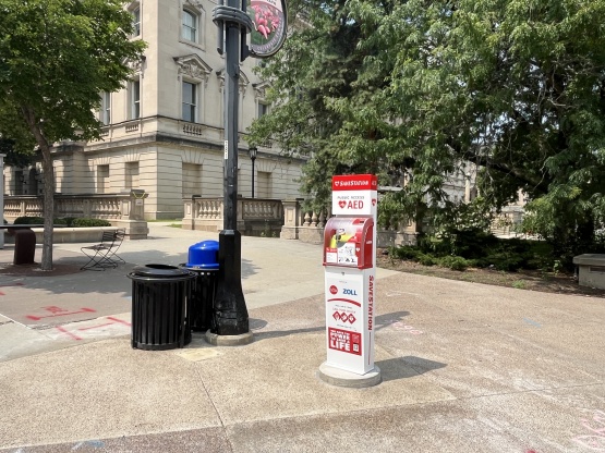 An AED SaveStation situated on Library Mall