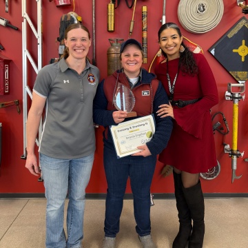 Amanda Engelhart receives her award