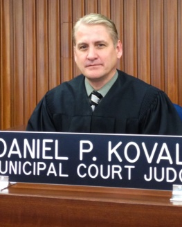 Daniel P. Koval 法官